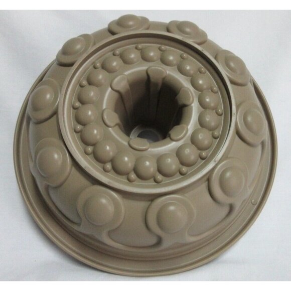 Pampered Chef Crown Cake Bundt Pan Silicone Mold Beige - Picture 2 of 3